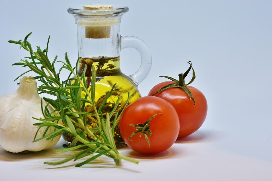 cesnakové paradajky a olej pre keto diétu