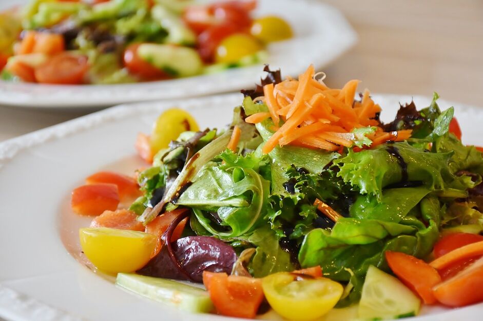 zeleninový šalát s bylinkami na keto diétu