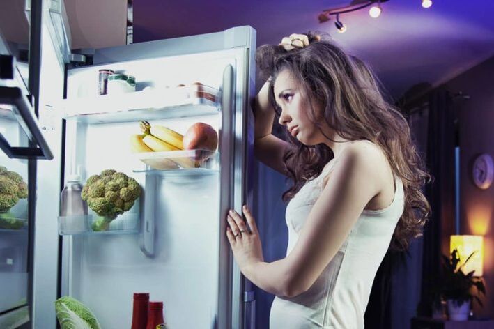 dievča pri chladničke pri dodržiavaní svojej obľúbenej stravy