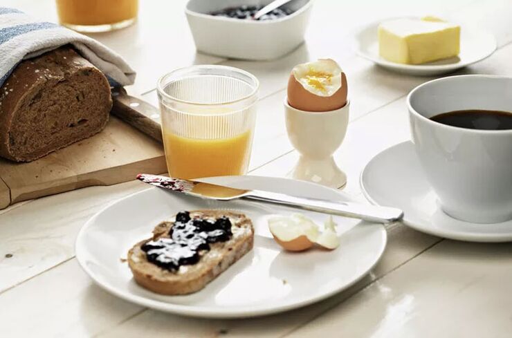 Celozrnný toast, vajce a šálka kávy – raňajky v rámci diétneho menu s 1500 kalóriami